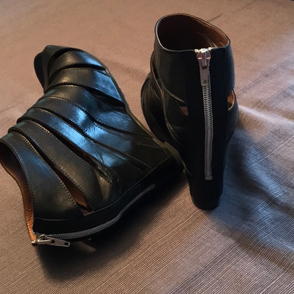 Strappy platform booties - Picture 7 of 7